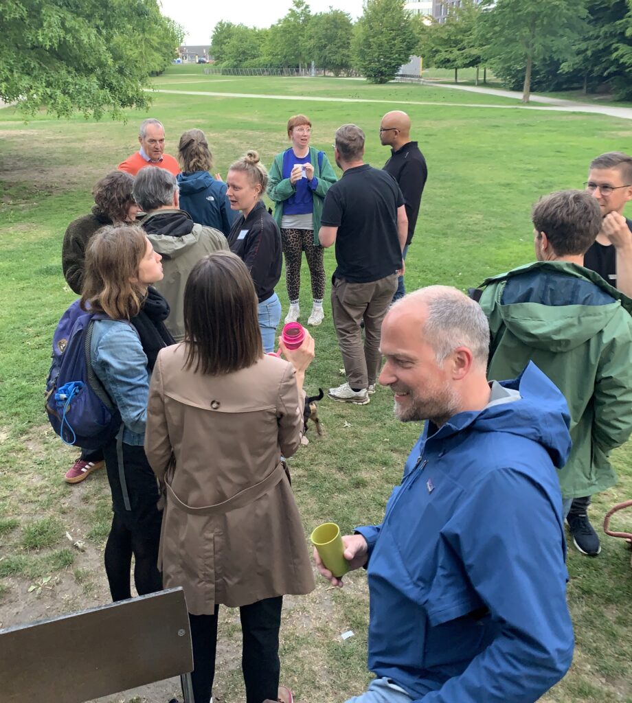 Mitglieder und Interessierte des Inselkiez bei einem Treffen im Freien