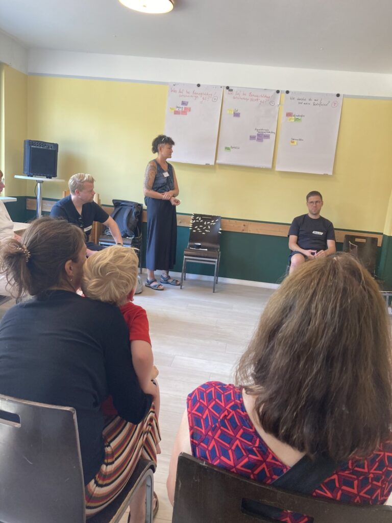 Workshop des Inselkiez e. V.: Moderation vor Flipcharts zu Meinungsbildung und Entscheidungen