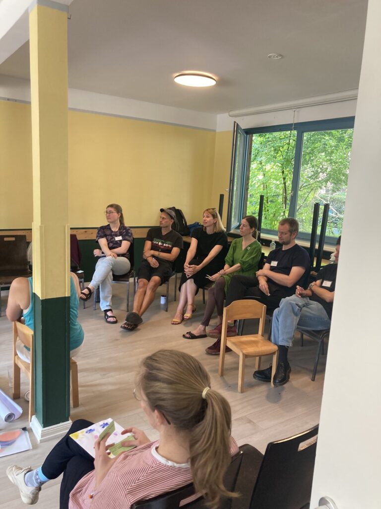 Mitglieder des Inselkiez im Stuhlkreis bei einem Workshop